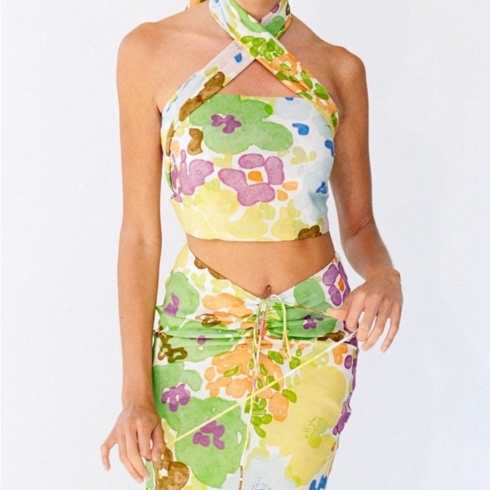 With Jean tropical floral Naomi Set.